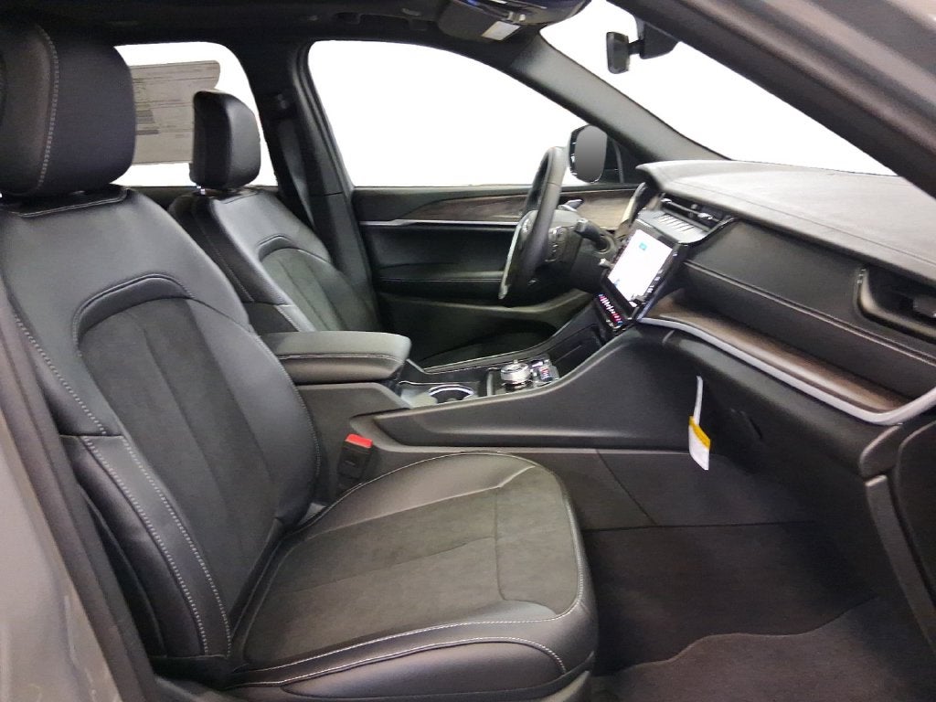 2027 Jeep Grand Cherokee GRAND CHEROKEE LAREDO ALTITUDE 4X4