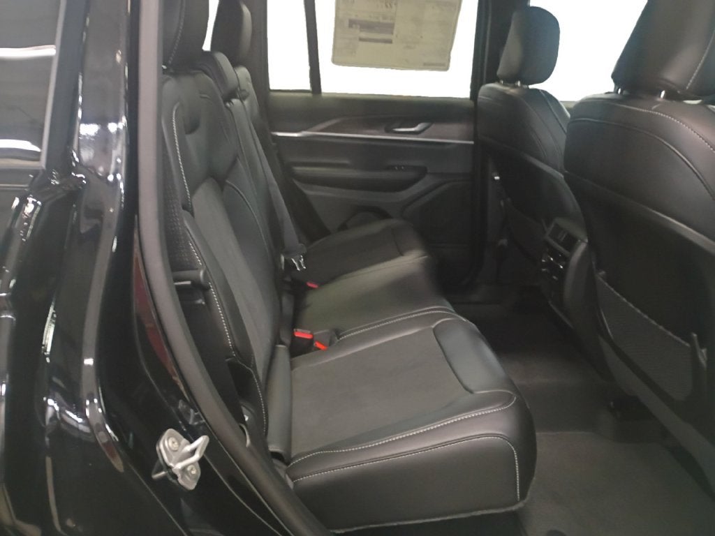 2027 Jeep Grand Cherokee GRAND CHEROKEE LAREDO ALTITUDE 4X4