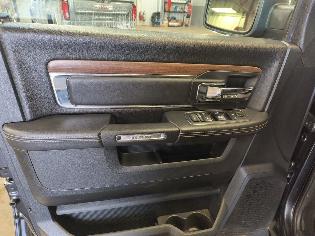 2017 RAM 1500 Laramie Crew Cab 4x4 6'4' Box