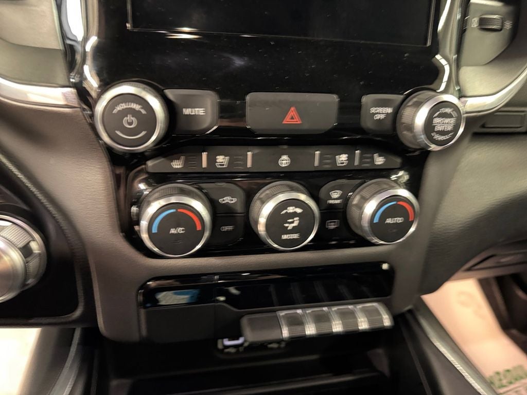2022 RAM 1500 Laramie Crew Cab 4x4 5'7' Box