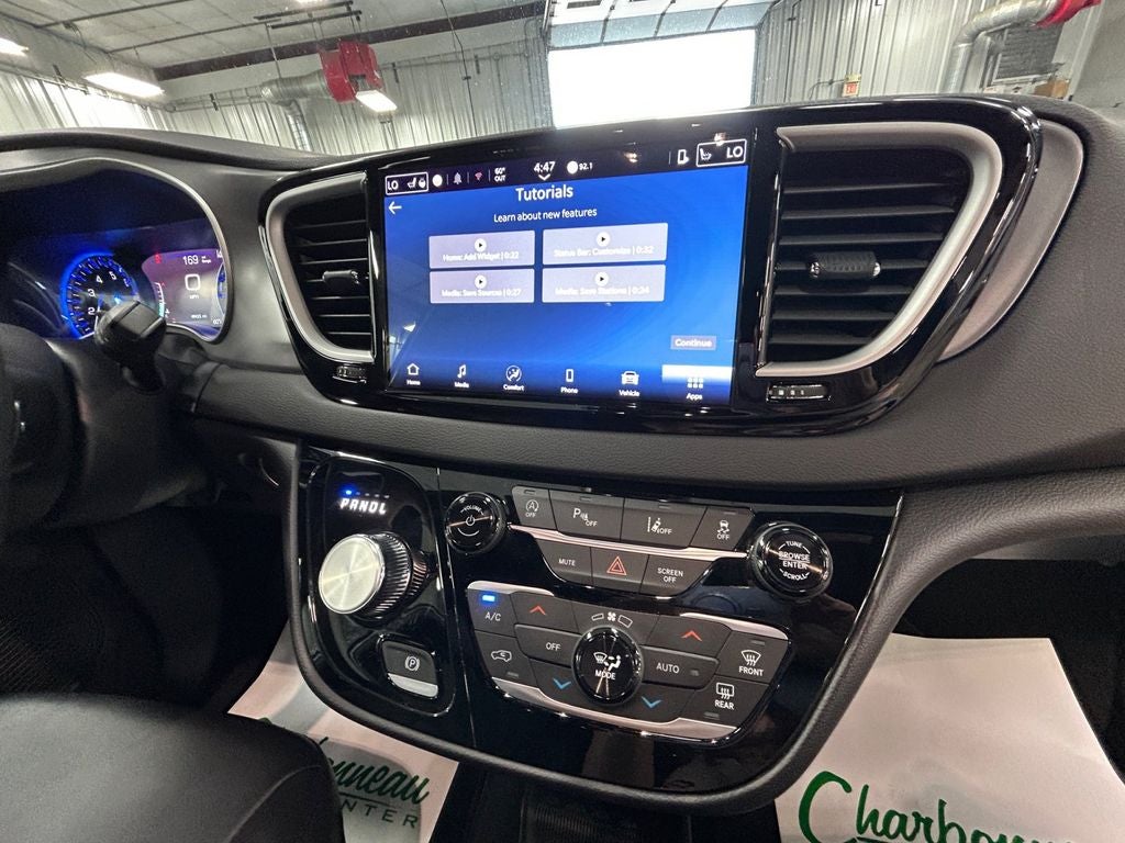 2025 Chrysler Pacifica Select